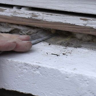 Vinduets bundfuge er ødelagt: Skrab helt rent under vinduet Vinduets bundfuge er ødelagt: Skrab helt rent under vinduet